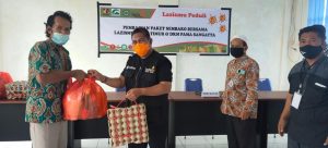 Jalin Kerjasama Peduli Warga Terdampak Covid-19, LazisMu dan DKM Pama Salurkan Sembako