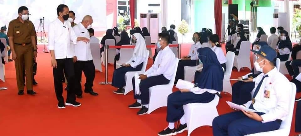 Presiden Jokowi didampingi Gubernur Kaltim, Isran Noor, Kapolri dan Wali Kota Samarinda, Andi Harun saat meninjau vaksinasi massal untuk siswa SMP 22 Samarinda.