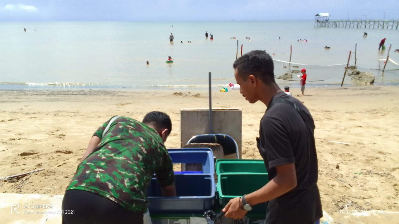 DPC PMKRI Samarinda saat membersihkan sampah di Pantai Desa Kersik. (Ist/Infokaltim.id).