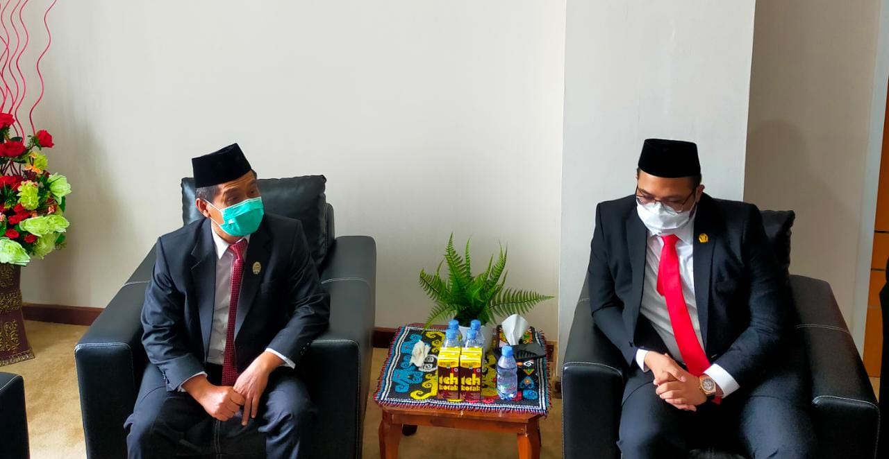 Wakil Ketua DPRD Samarinda, Helmi Abdullah (kiri) saat dimintai keterangannya. (Infokaltim.id/Suhardi).