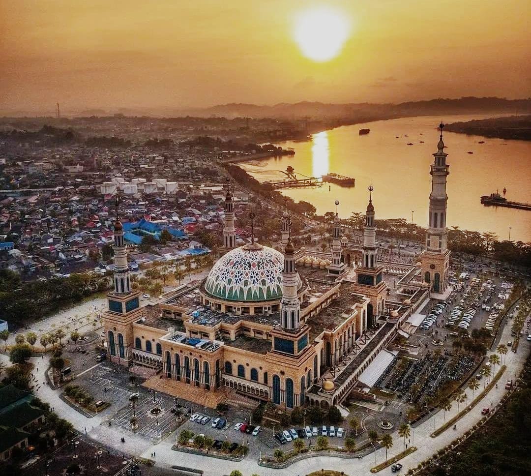Sungai Mahakam dan Masjid Islamic Center sebagai ikon Kota Samarinda. (Ist).