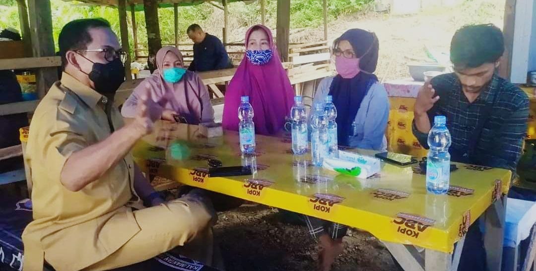 Ketua Komisi III DPRD Samarinda, Angkasa Jaya Djoerani saat bertemu dengan PKL di Polder Air Hitam. (Infokaltim.id/Suhardi).