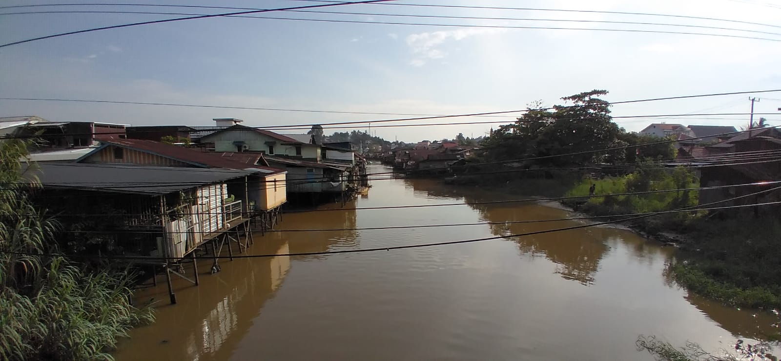 Bangunan permukiman warga yang berada disepanjang bantaran Sungai Karang Mumus (SKM). (Infokaltim.id/Suhardi).