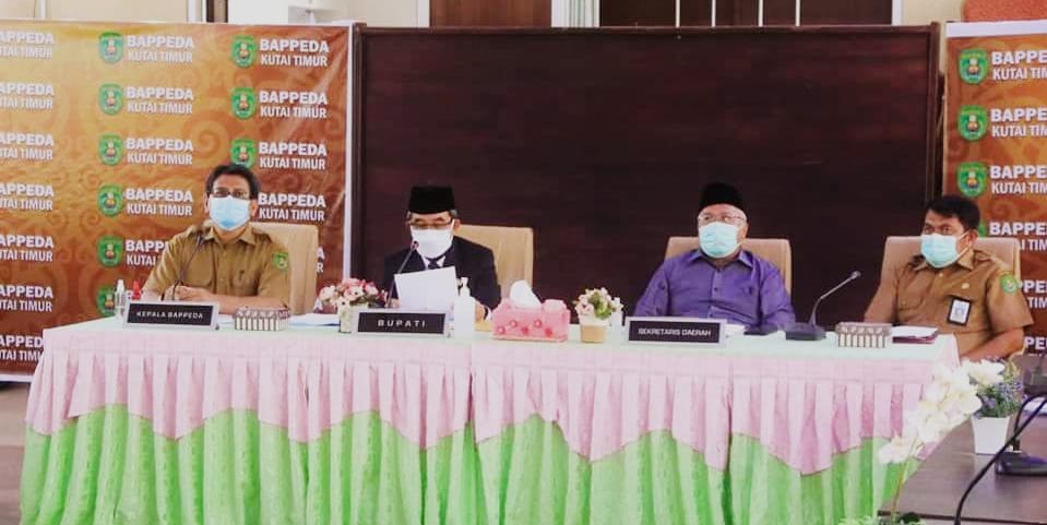 Bupati Kutai Timur, Ardiansyah (kedua dari kiri) saat memimpin rapat bersama OPD dan stakeholder terkait membahas RPJM 2021-2026 pada sektor perkebunan Kelapa Sawit. (Ist/Infokaltim.id).