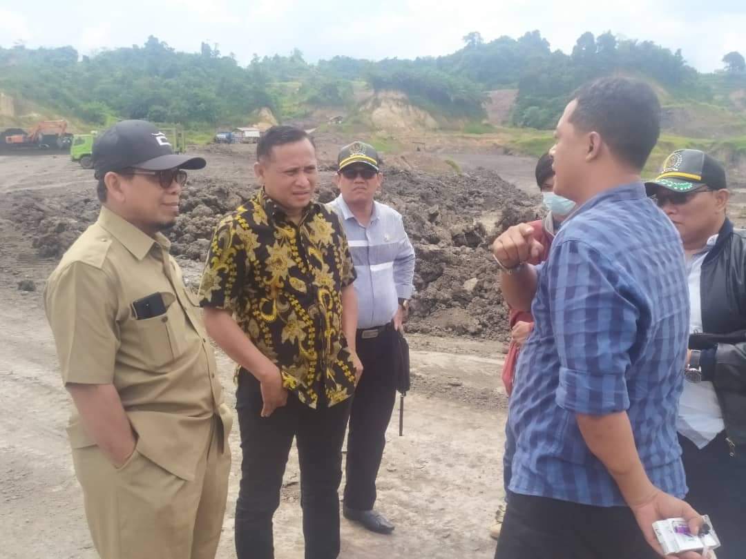 Jajaran Komisi IIi DPRD Samarinda saat meninjau aktivitas tambang. (Ist).
