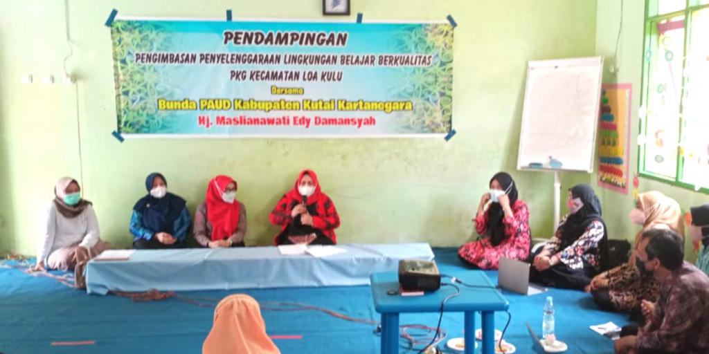 Bunda PAUD Kukar, Maslianawati Edi Damansyah (baju merah) bersilaturahmi dengan para pendidik TK Terpadu Harapan Bunda, di Kecamatan Loa Kulu. (Infokaltim.id/Rahadian).