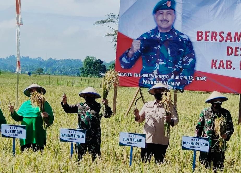Bupati Kukar, Edi Damansyah (kedua dari kanan) saat mendampingi penilaian lomba Binter tingkat nasional TNI Angkatan Darat yang digelar di Desa Tanjung Batu. (Infokaltim.id/ist).
