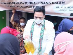 DPRD Samarinda Turut Bagikan Minyak Goreng ke Warga Kelurahan Sungai Pinang Dalam