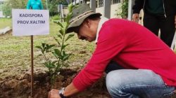 Sukseskan Program GNRM, Dispora dan DPTPH Kaltim Gelar Tanam Pohon Jeruk di Kompleks Stadion Utama Palaran