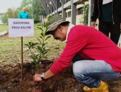 Sukseskan Program GNRM, Dispora dan DPTPH Kaltim Gelar Tanam Pohon Jeruk di Kompleks Stadion Utama Palaran