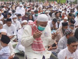 Ribuan Kaum Muslimin Laksanakan Sholat Idul Adha 1443 H di Gor Kadrie Oening, Khotib Sampaikan 5 Karakter tentang Nabi Ibrahim