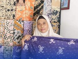 Kisah Lilis Suryani 32 Tahun Menjadi Pengrajin, Lestarikan Batik Tulis Kalimantan