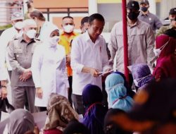 Presiden Jokowi Serahkan Bantuan Sosial ke Sejumlah Masyarakat di Balikpapan