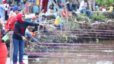 Ikut Lomba Mancing Ikan di Kelurahan Satimpo, Najirah Apresiasi Warga RT 21, Rayakan HUT RI ke-78 dengan Gembira