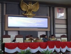 Anggota Bapemperda Ria Handayani Bacakan Laporan Tentang Program Pembentukan Perda di Rapat Paripurna DPRD Kukar