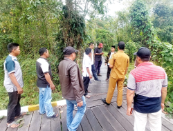 Penuhi Keluhan Warga, Jajaran Komisi III DPRD Kukar Tinjau Jalan Jembatan yang Rusak di Desa Rebak Rinding