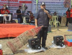 Edi Damansyah Serahkan Bantuan Sarpras Perikanan kepada KUB Kelurahan Mangkurawang