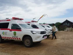 Bupati Kutim Serahkan 4 Unit Ambulans untuk Operasional RSUD Muara Bengkal