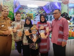 Kecamatan Telen Pamerkan Produk Kuliner Stik Pisang di Pekan Raya Expo Kutim 2023