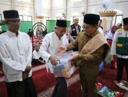 Rendi Solihin Serahkan Bantuan Peralatan Ibadah dan Sembako di Masjid Azziqro Desa Sebulu Modern