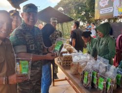 Asisten II Hadiri Pembukaan Bazar TNI di Markas Kodim 0906 Kukar Sekaligus Saksikan Penyerahan Paket Sembako ke Warga