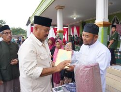 Safari Ramdhan dan Buka Puasa Bersama di Tenggarong Seberang, Edi Serahkan Paket Sembako dari Baznas Kukar