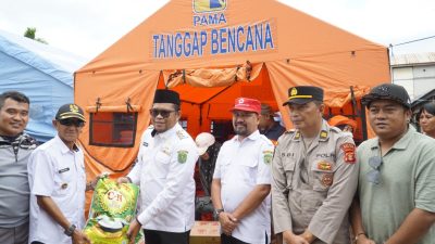 Wakil Bupati Kutim Kasmidi Bulang Serahkan Bantuan Paket Sembako ke Warga Korban Kebakaran di Desa Sepaso