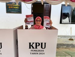 Sekda Kaltim Sri Wahyuni Gunakan Hak Pilihnya pada Pencoblosan Pilkada Serentak 2024 di TPS 06 Sempaja Barat, Harap Partisipasi hingga 90 Persen